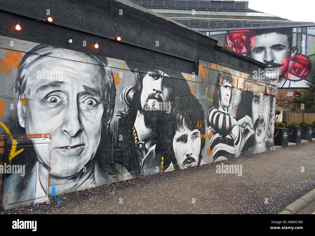 An der Außenwand des Clutha Bar, neben dem Fluss Clyde in Glasgow gibt es Wandmalereien der berühmte Personen wie Spike Milligan, Sir Billy Connolly, Gerry Rafferty, Alex Harvey, Frank Zappa und die letzte Ausgabe im Jahr 2018, dem berühmten und weltweit bekannten Architekten und Designer Charles Rennie Mackintosh. Alan Wylie/ALAMY © Stockfoto