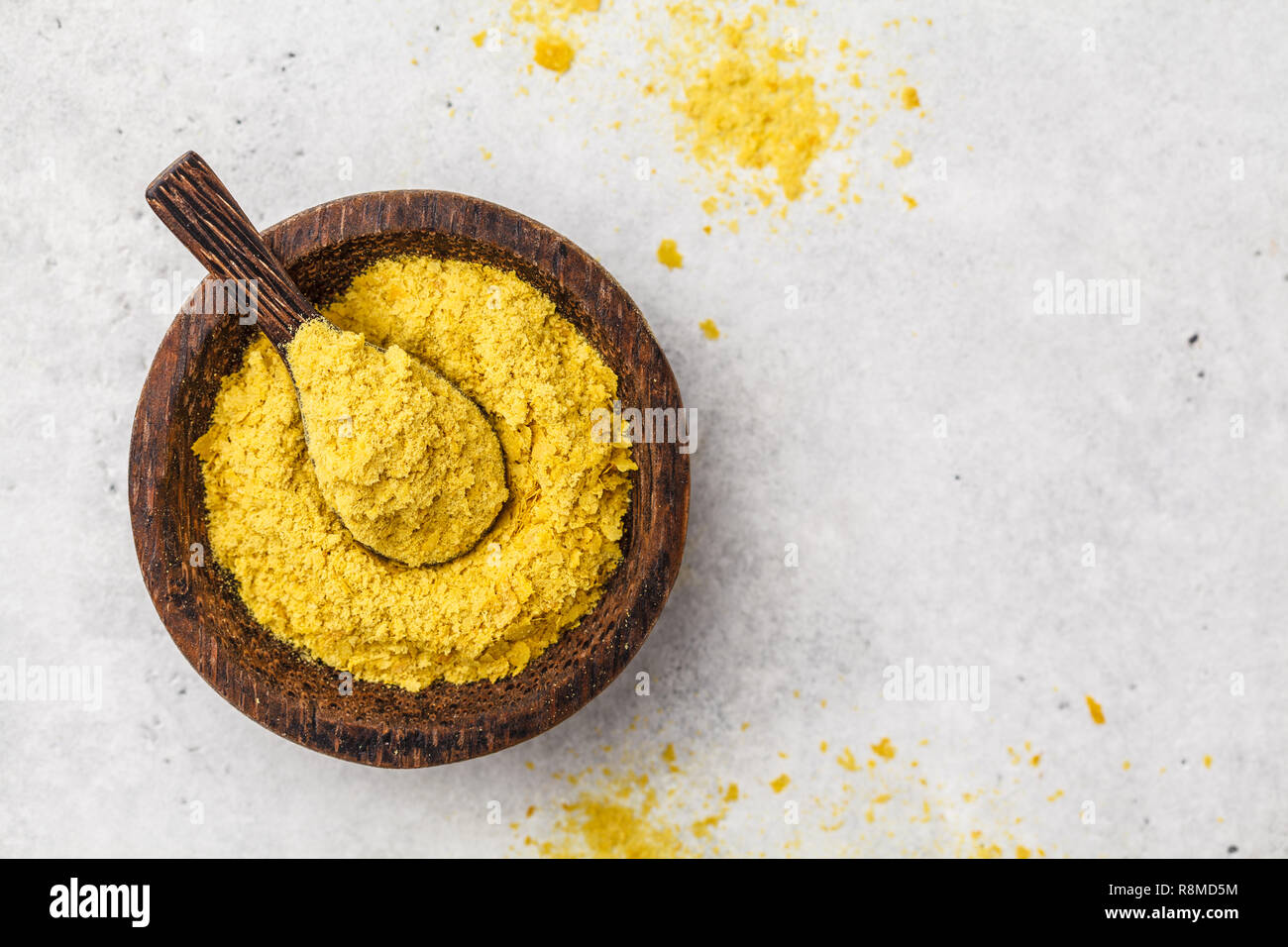 Ernährung Hefe in eine hölzerne Schüssel, Platz kopieren, weißer Hintergrund, kopieren. Gesunde vegane Ernährung Konzept. Stockfoto