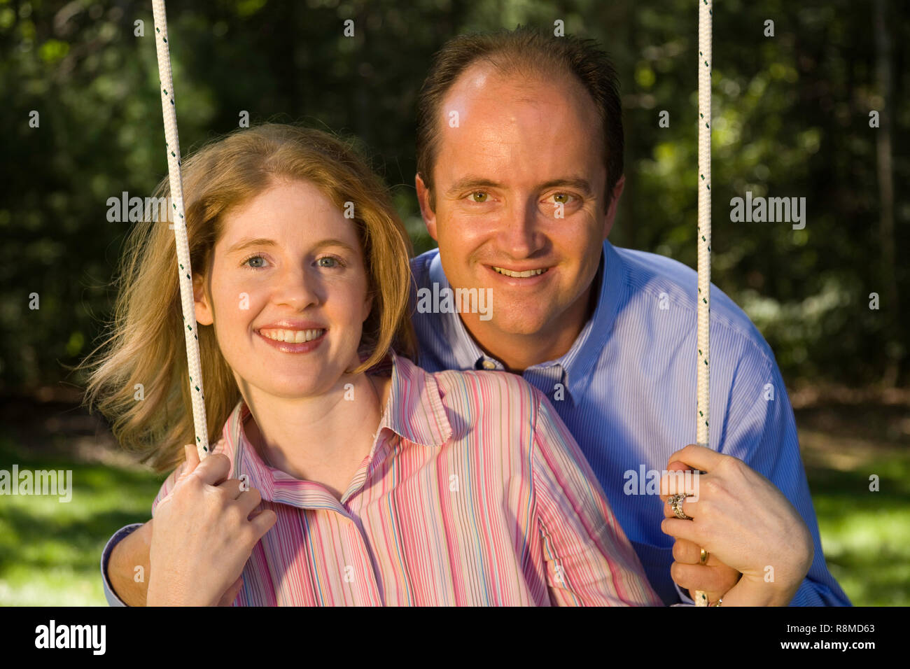 Spaß für die ganze Familie auf einem Hinterhof Swing, USA (Teil einer Serie) Stockfoto