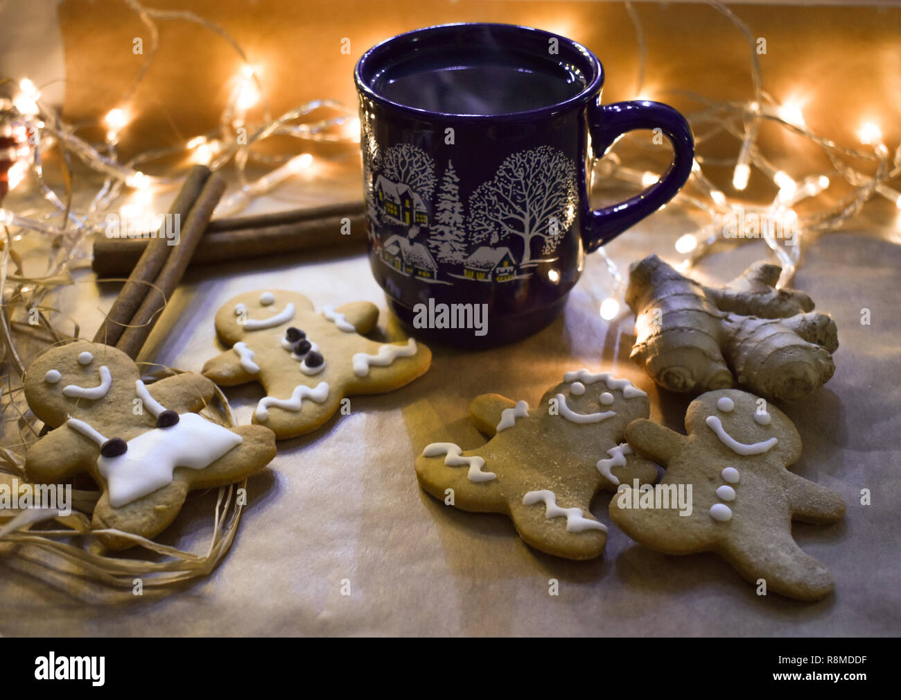 Home Sweet Home! Gingerbread Man mit Weihnachtsbeleuchtung und Glühwein, perfekt. Stockfoto