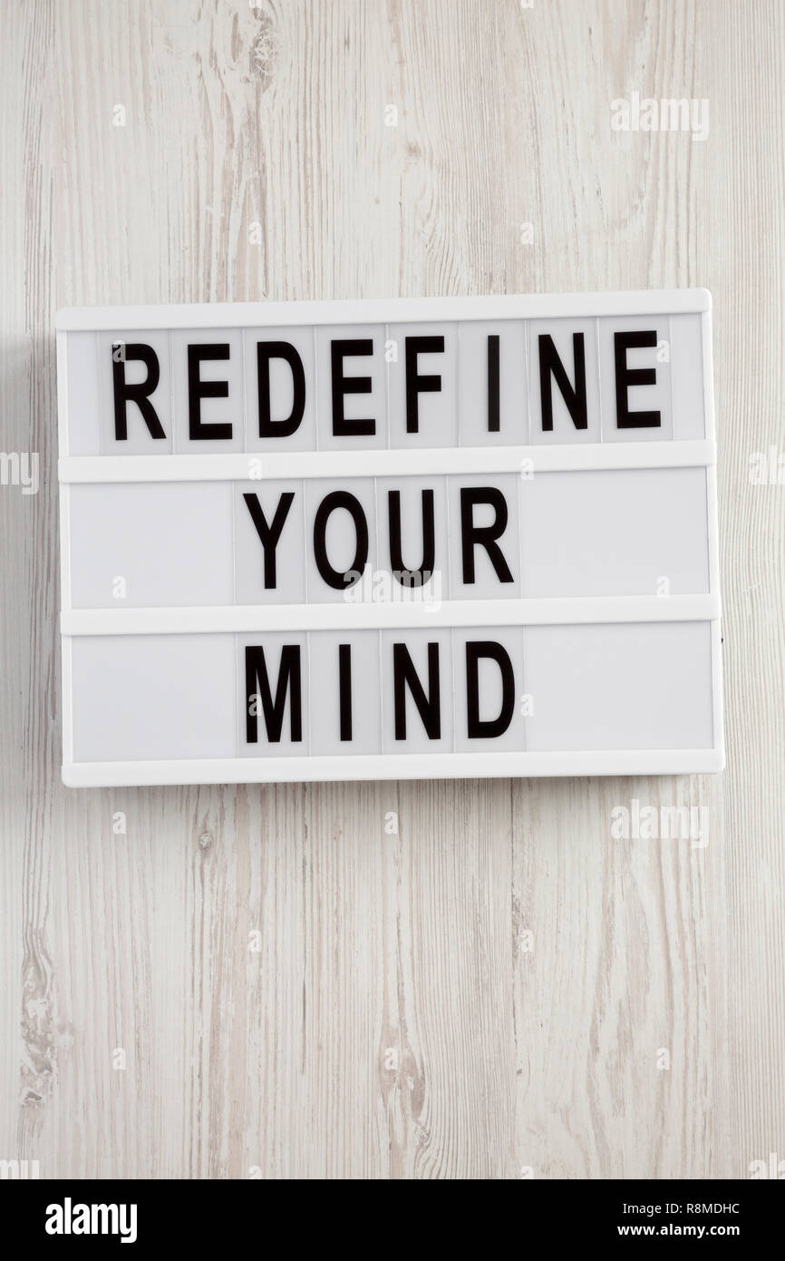 Moderne board mit Text' definieren Sie ihren Verstand über weiße Holz- Hintergrund', Ansicht von oben. Overhead, flach, von oben. Stockfoto