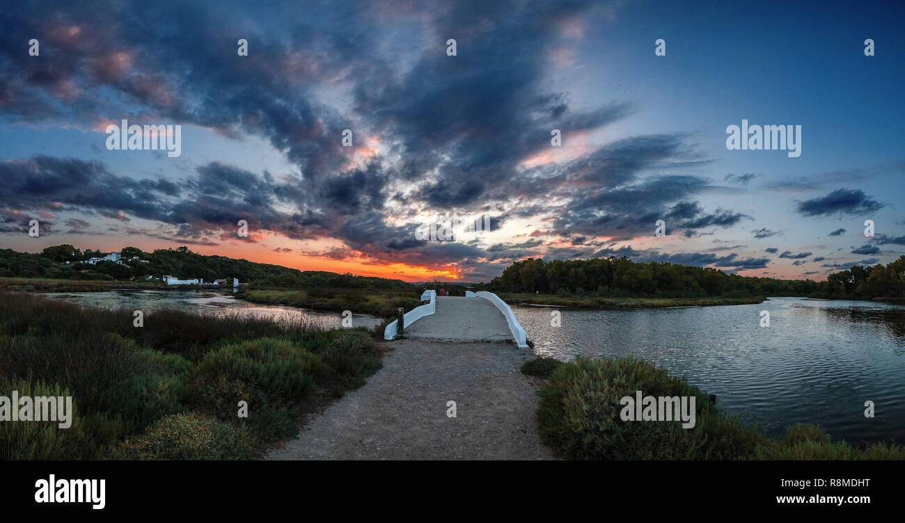 Landschaftsfotografie von Albufera Es Grau, Anzeigen sonnenuntergang himmel mit wunderschönen Wolken im Hintergrund. Ländliche Szene in Menorca, Balearen, Spanien Stockfoto