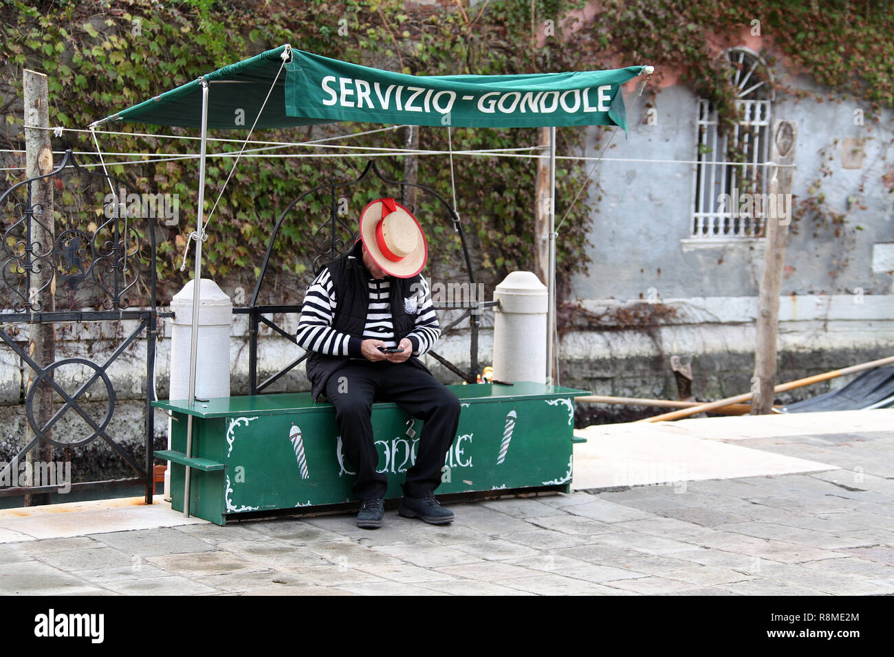 Venezianische Gondoliere im Winter warten auf Kunden Stockfoto