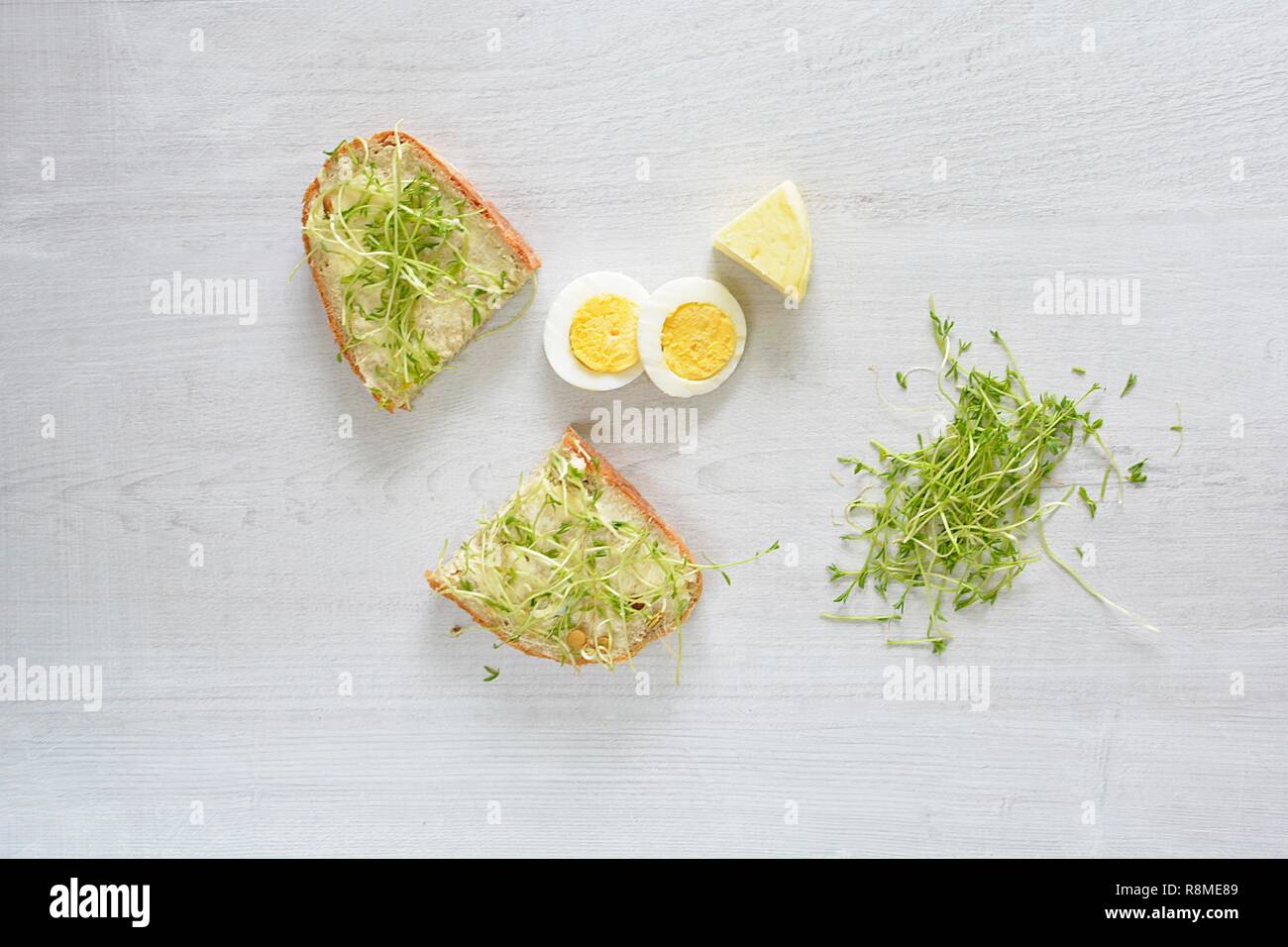 Frühling sprossen und Brot mit Butter Stockfoto