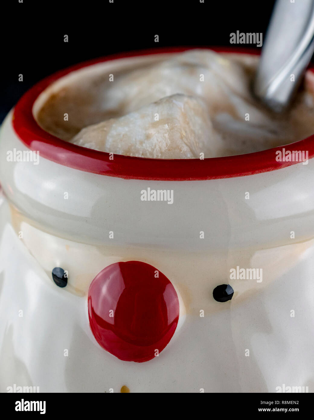 Nahaufnahme von Santa Becher mit heißem Kakao und Marshmallows schmelzen. Löffel in der Tasse. Stockfoto