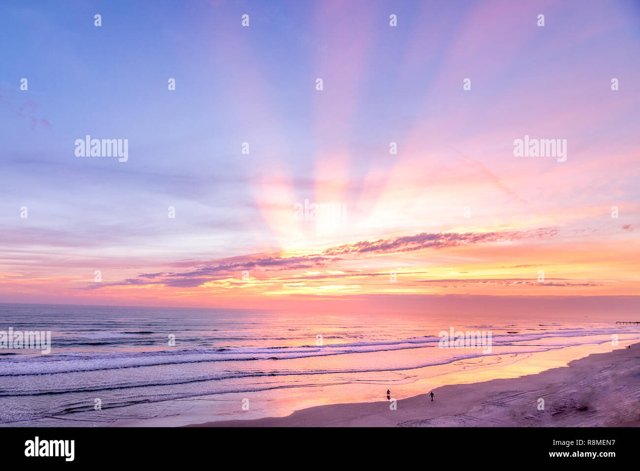 Farbenfrohe Strand Sonnenaufgang mit Sonnenstrahlen in Fort Lauderdale, Florida geschossen Stockfoto