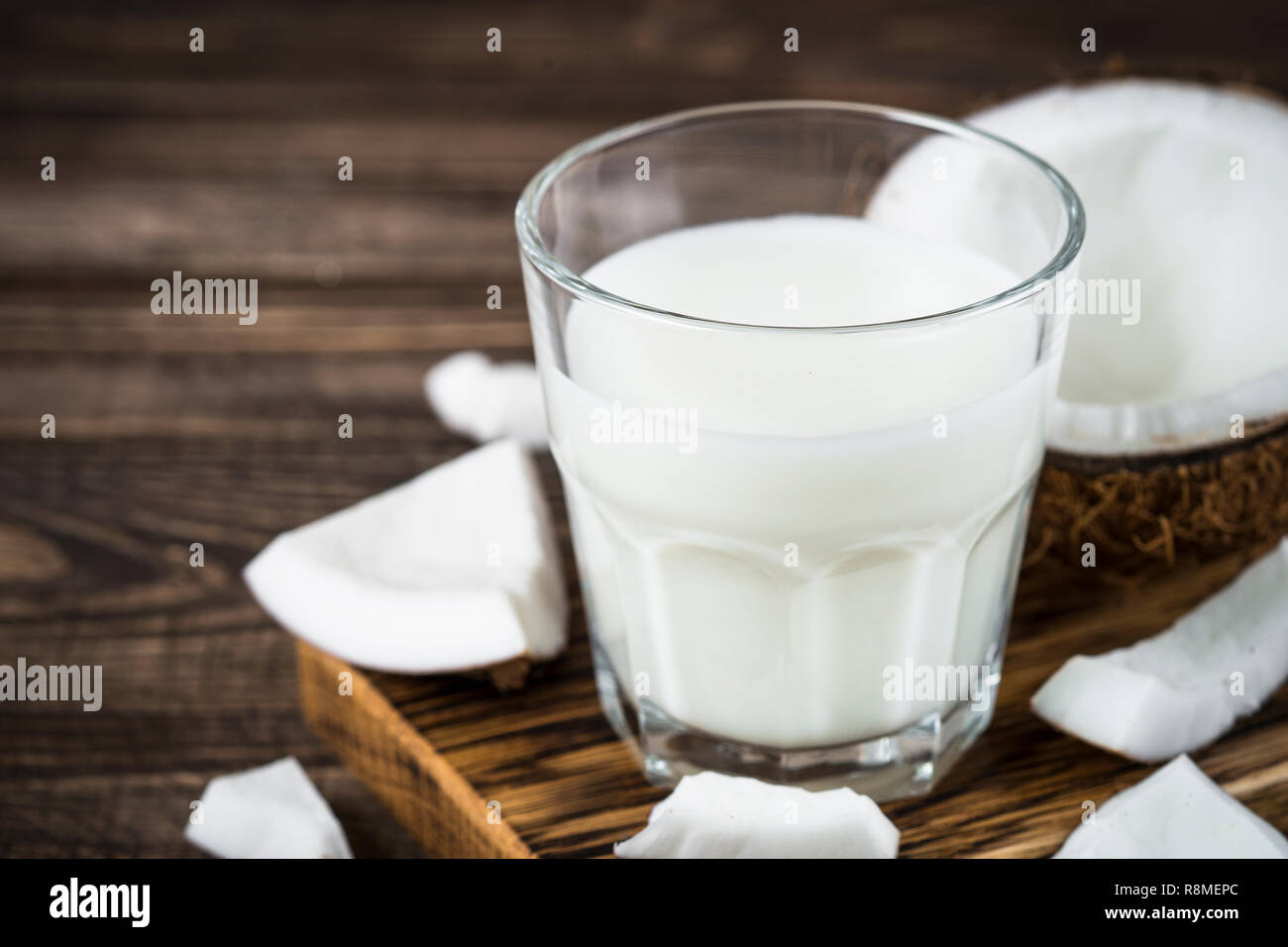 Kokosmilch in Glas, vegane Milch. Stockfoto