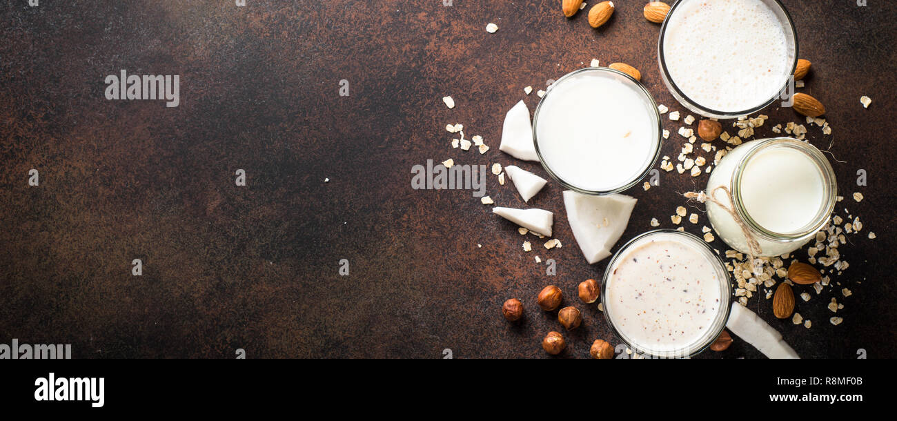 Vegan ohne Milchprodukte alternative Milch, Nüsse und hafermilch Ansicht von oben. Stockfoto