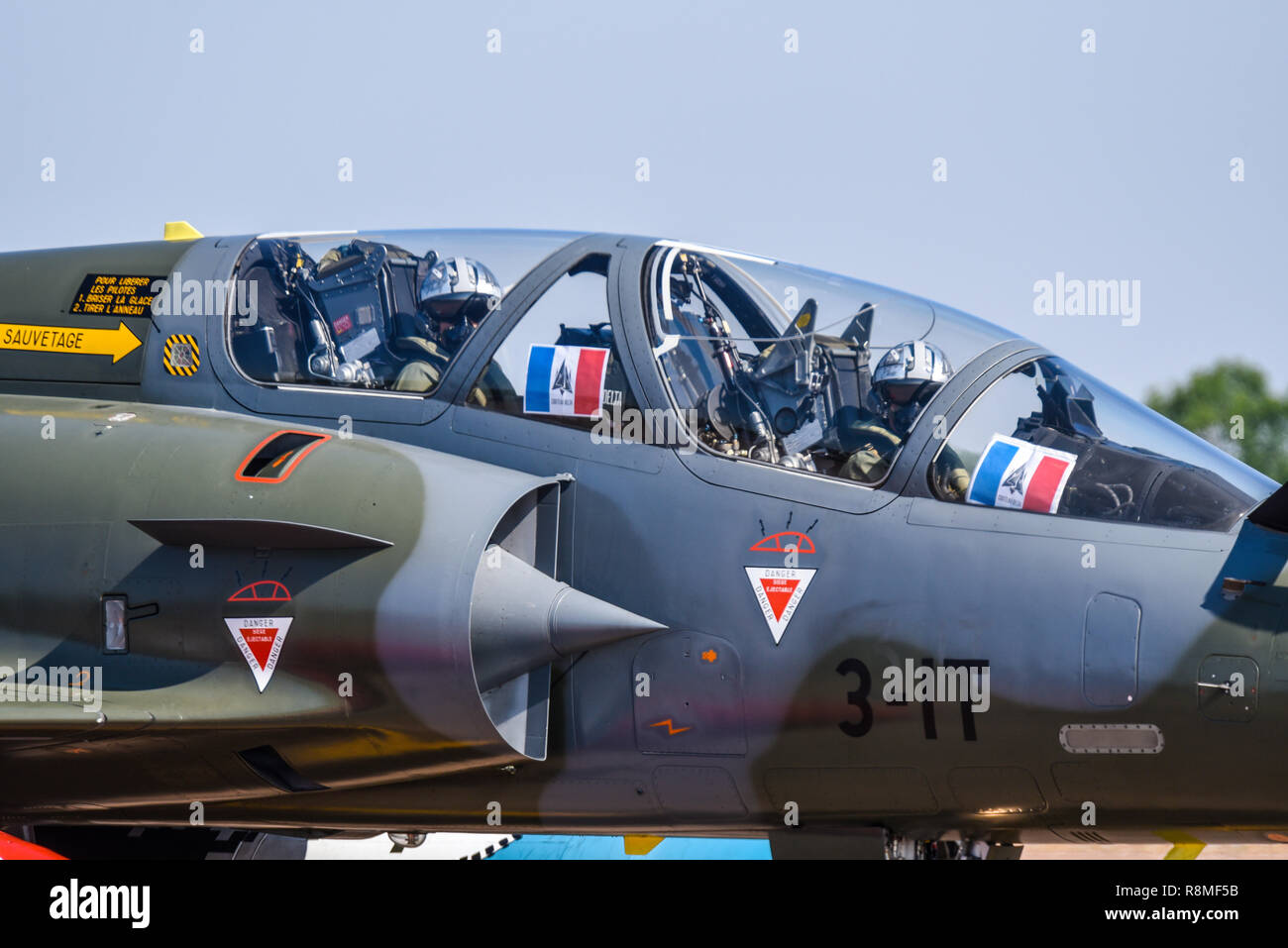 Französische Luftwaffe Couteau Delta taktische Anzeige Dassault Mirage 2000-D-Jet plane im Royal International Air Tattoo, RIAT, RAF Fairford Airshow. Pilot Stockfoto