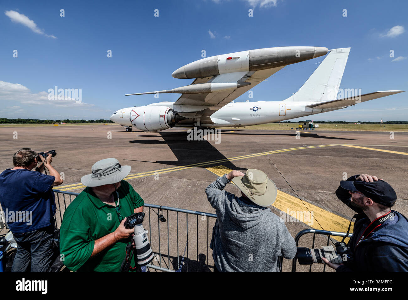 Die Boeing E-6 Mercury-Jet-Maschine der US Navy fährt an der Menge vorbei bei Royal International Air Tattoo, RIAT, RAF Fairford Airshow. Blauer Himmel Stockfoto