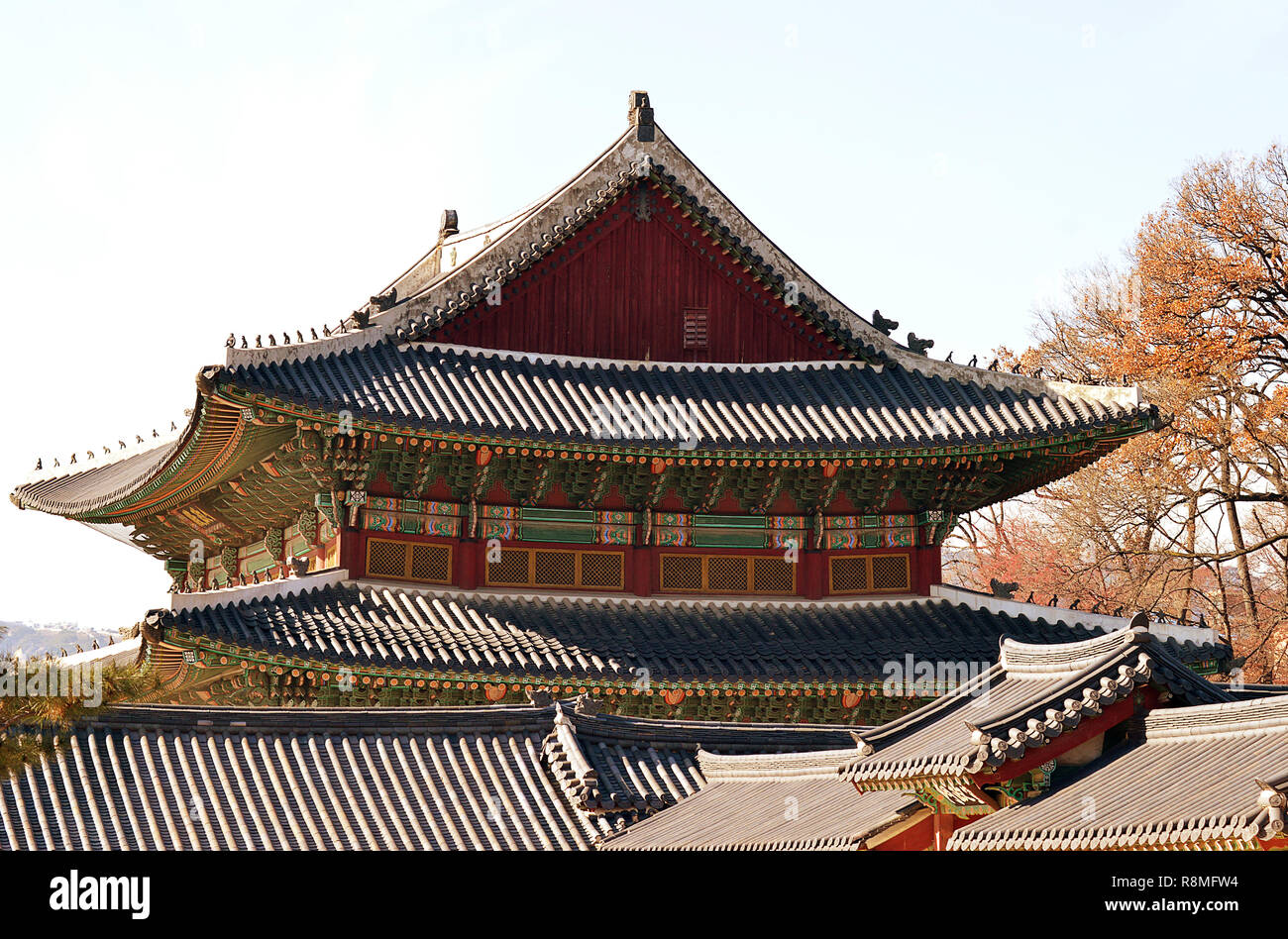 Walm Dächer, Fliesen, gemalten Dekorationen, und Einsiedler, die Mönche und die Monster auf dem Dach als Hüter, Koreanisch Palastartige Architektur an der Changdeokgung Stockfoto