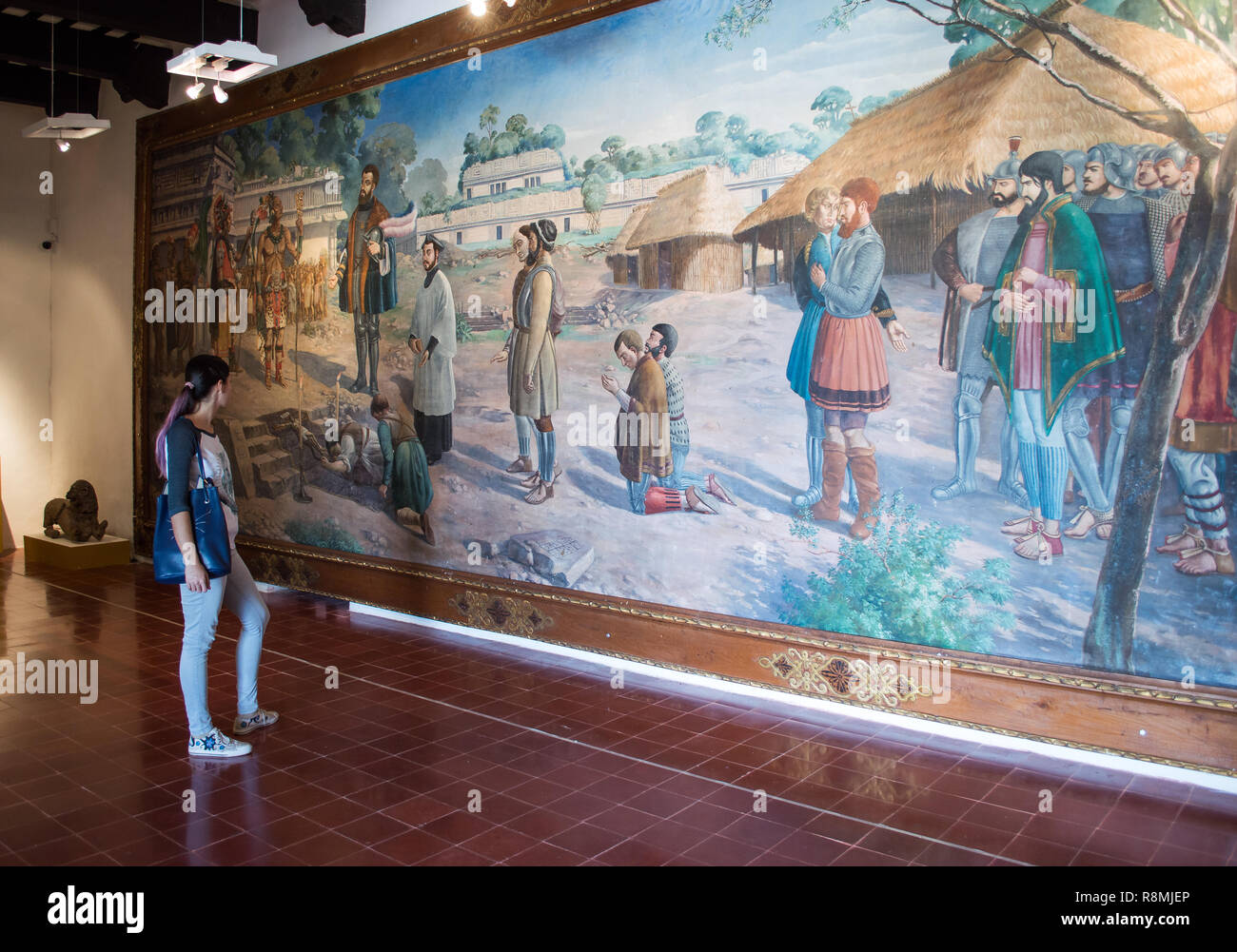 Malerei im Museo de Arte Sacro in Conkal, Yucatan, Darstellung der Evangelisierung der Maya im Namen der spanischen Conquistadores Stockfoto