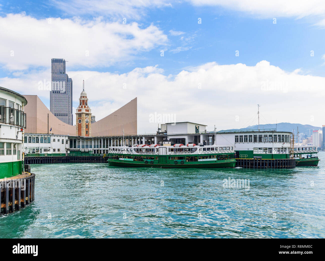 Die traditionellen grünen und weißen Star Ferry günstig im Kowloon Seite des Victoria Harbour und Hong Kong Stockfoto