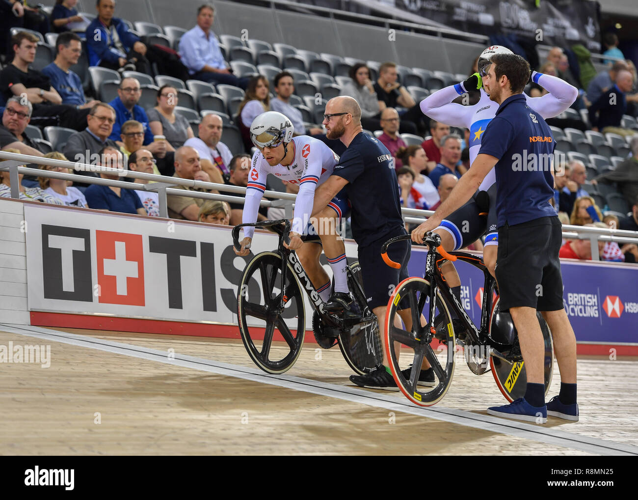 London, Großbritannien. 16. Dez 2018. Jeffrey Hoogland (NED) und Ryan Owens (GBR) in Männer Sprint Viertelfinale während Tissot UCI Track Cycling World Cup IV bei Lee Valley VeloPark am Sonntag, den 16. Dezember 2018. LONDON ENGLAND. (Nur redaktionelle Nutzung, eine Lizenz für die gewerbliche Nutzung erforderlich. Keine Verwendung in Wetten, Spiele oder einer einzelnen Verein/Liga/player Publikationen.) Credit: Taka Wu/Alamy leben Nachrichten Stockfoto