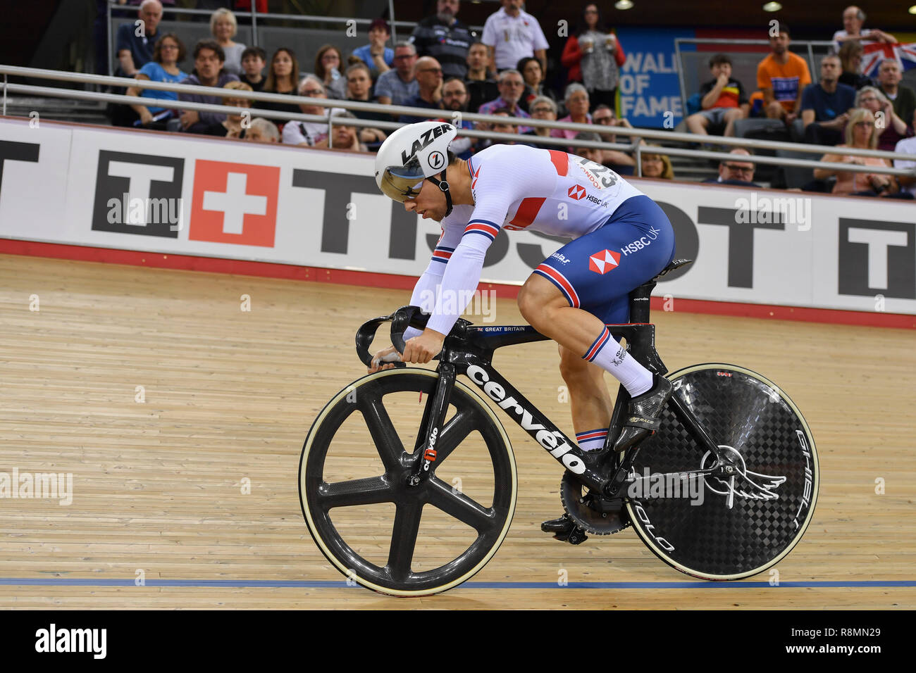 London, Großbritannien. 16. Dez 2018. Jeffrey Hoogland (NED) und Ryan Owens (GBR) in Männer Sprint Viertelfinale während Tissot UCI Track Cycling World Cup IV bei Lee Valley VeloPark am Sonntag, den 16. Dezember 2018. LONDON ENGLAND. (Nur redaktionelle Nutzung, eine Lizenz für die gewerbliche Nutzung erforderlich. Keine Verwendung in Wetten, Spiele oder einer einzelnen Verein/Liga/player Publikationen.) Credit: Taka Wu/Alamy leben Nachrichten Stockfoto