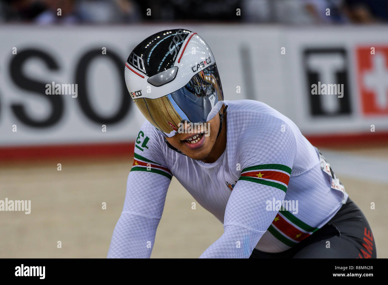 London, Großbritannien. 16. Dez 2018. Matthäus Glaetzer (AUS) und Jair Tjon En Fa (SUR) in Männer Sprint Viertelfinale während Tissot UCI Track Cycling World Cup IV bei Lee Valley VeloPark am Sonntag, den 16. Dezember 2018. LONDON ENGLAND. (Nur redaktionelle Nutzung, eine Lizenz für die gewerbliche Nutzung erforderlich. Keine Verwendung in Wetten, Spiele oder einer einzelnen Verein/Liga/player Publikationen.) Credit: Taka Wu/Alamy leben Nachrichten Stockfoto