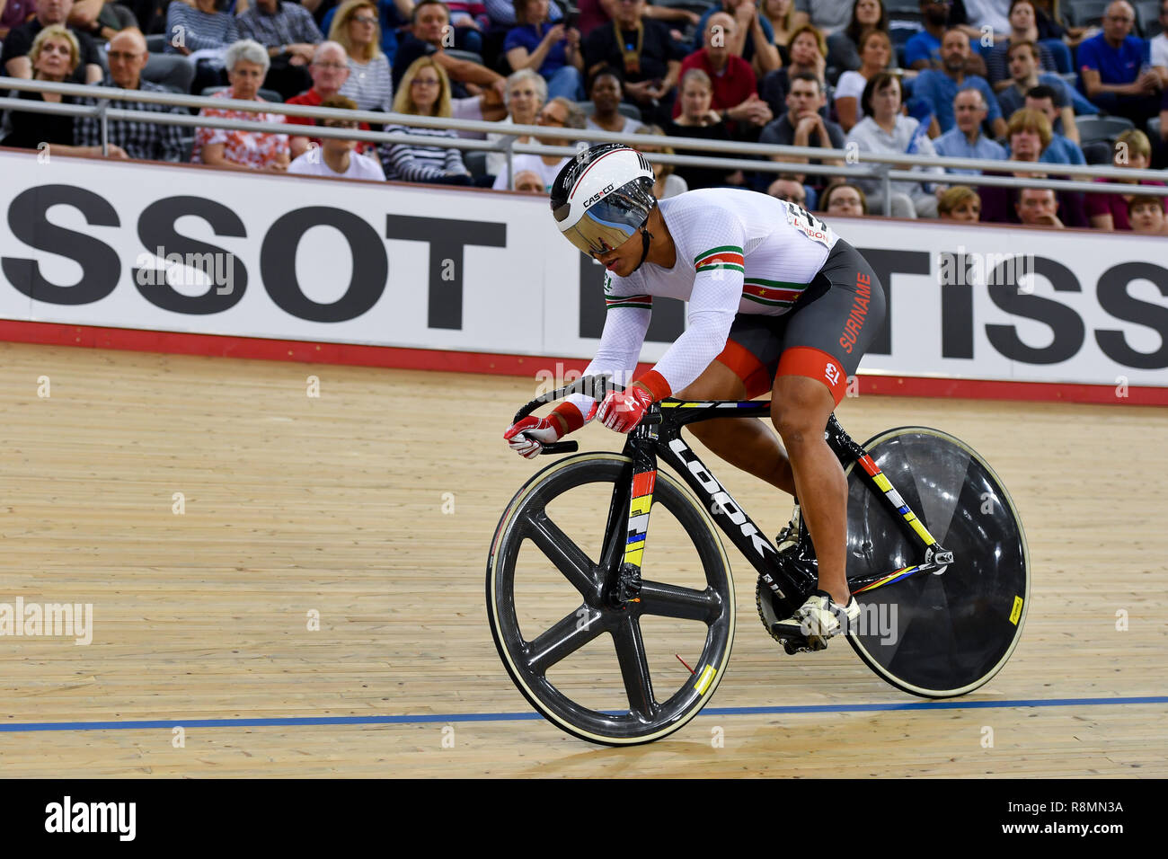 London, Großbritannien. 16. Dez 2018. Matthäus Glaetzer (AUS) und Jair Tjon En Fa (SUR) in Männer Sprint Viertelfinale während Tissot UCI Track Cycling World Cup IV bei Lee Valley VeloPark am Sonntag, den 16. Dezember 2018. LONDON ENGLAND. (Nur redaktionelle Nutzung, eine Lizenz für die gewerbliche Nutzung erforderlich. Keine Verwendung in Wetten, Spiele oder einer einzelnen Verein/Liga/player Publikationen.) Credit: Taka Wu/Alamy leben Nachrichten Stockfoto