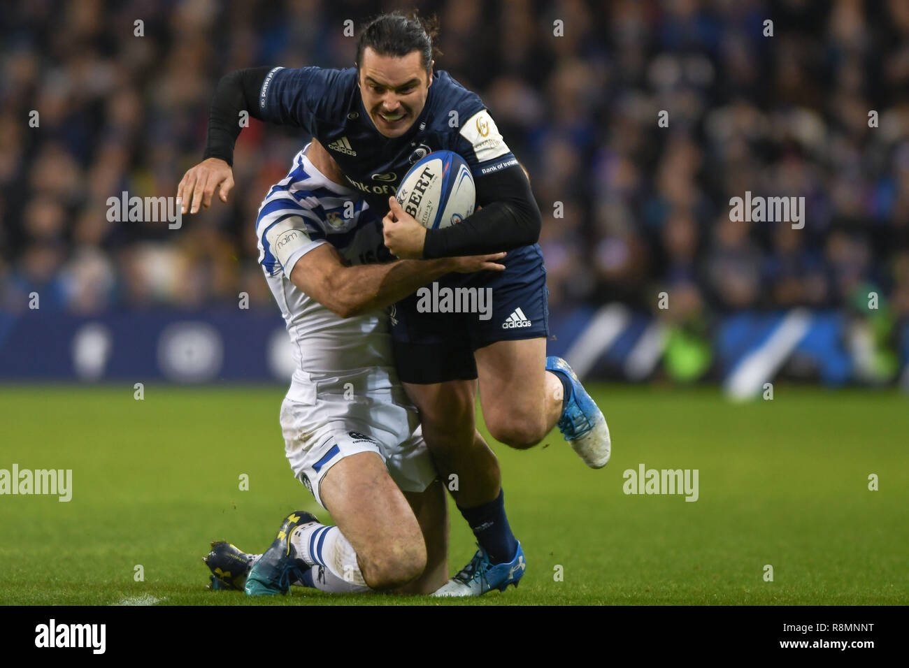 Aviva Stadium, Dublin, Irland. 15 Dez, 2018. Europäischen Champions Cup Rugby-spiel, Leinster vs. James Lowe von Leinster in Aktion tacled von Jamie Roberts der Badewanne. Credit: ASWphoto/Alamy leben Nachrichten Stockfoto
