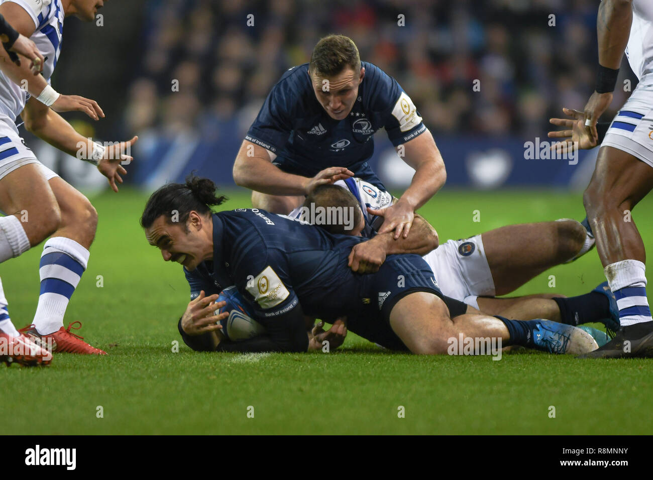 Aviva Stadium, Dublin, Irland. 15 Dez, 2018. Europäischen Champions Cup Rugby-spiel, Leinster vs. James Lowe von Leinster in Aktion tacled von Jamie Roberts der Badewanne. Credit: ASWphoto/Alamy leben Nachrichten Stockfoto