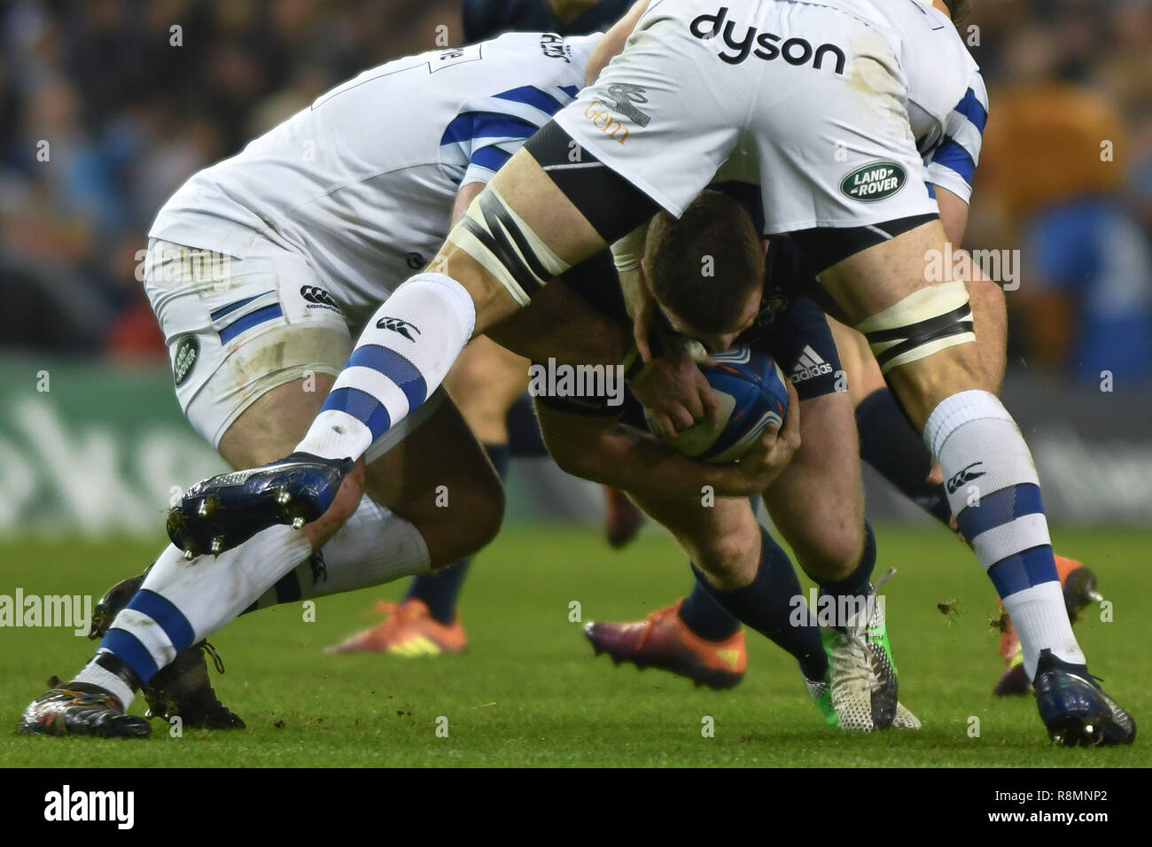 Aviva Stadium, Dublin, Irland. 15 Dez, 2018. Europäischen Champions Cup Rugby-spiel, Leinster vs. Sean Cronin Leinster packt von Henry Thomas (Links) und Francois Louw (rechts) von der Badewanne. Credit: ASWphoto/Alamy leben Nachrichten Stockfoto