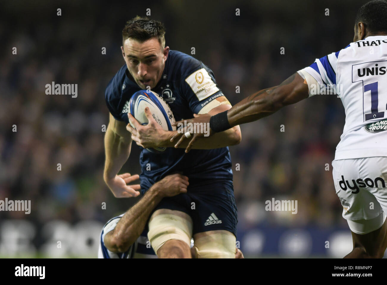 Aviva Stadium, Dublin, Irland. 15 Dez, 2018. Europäischen Champions Cup Rugby-spiel, Leinster vs. James Lowe von Leinster in Aktion tacled von Jamie Roberts und durch Cooper Vuna (beide Bad) herausgefordert. Credit: ASWphoto/Alamy leben Nachrichten Stockfoto