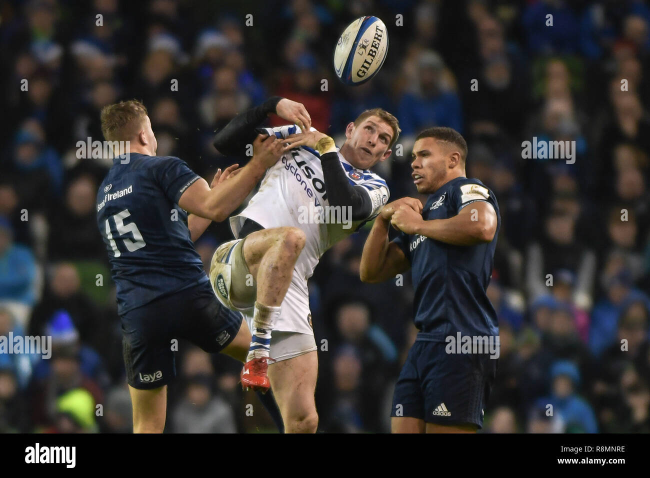 Aviva Stadium, Dublin, Irland. 15 Dez, 2018. Europäischen Champions Cup Rugby-spiel, Leinster vs. Rocky McConnochie der Badewanne springt zu fangen den Ball herausgefordert durch Jordanien Larmour (Links) und Adam Byrne (rechts). Credit: ASWphoto/Alamy leben Nachrichten Stockfoto