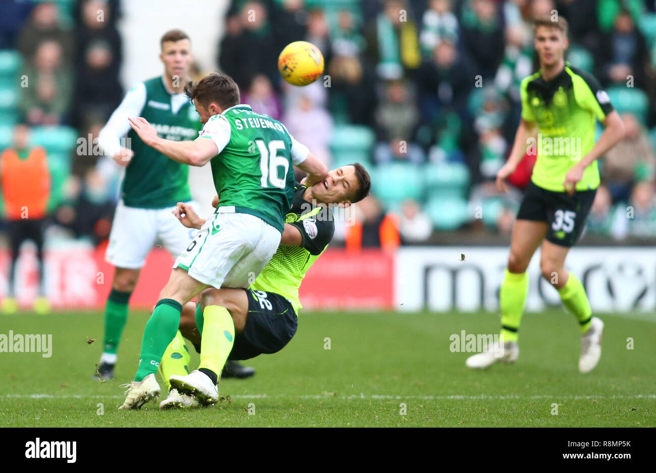 Ostern Road, Edinburgh, Großbritannien. 16 Dez, 2018. Ladbrokes Premiership Fußball, Hibernian gegen Celtic; Filip Benkovic keltischen Folie packt Lewis Stevenson von Hibernian Credit: Aktion plus Sport/Alamy leben Nachrichten Stockfoto