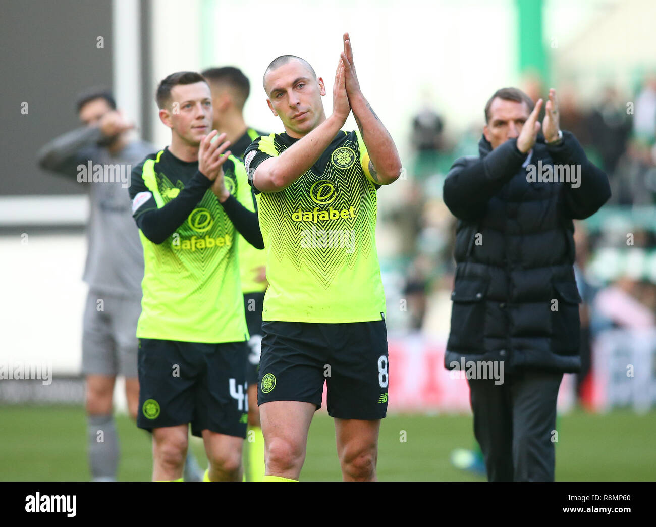 Ostern Road, Edinburgh, Großbritannien. 16 Dez, 2018. Ladbrokes Premiership Fußball, Hibernian gegen Celtic; Scott Brown von Celtic begrüßt die Reisen der Fans Credit: Aktion plus Sport/Alamy leben Nachrichten Stockfoto