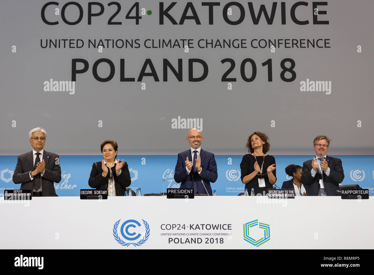 (181216) - Kattowitz, Dez. 16, 2018 (Xinhua) - Teilnehmer die zum Abschluss der UN-Klimakonferenz in Poznan, Polen, 15. Dezember, 2018. Die Verhandlungsführer aus fast 200 Ländern am Samstag einigten sich auf ein Paket von Leitlinien für die Umsetzung, oder ein gemeinsames Regelwerk des Landmark 2015 Pariser Abkommen über den Klimawandel. Die 24. Konferenz der Vertragsparteien (COP 24) des Rahmenübereinkommens der Vereinten Nationen über Klimaänderungen (UNFCCC), jenseits der offiziellen Schließzeit gestreckt am Freitag abend und Überrannten tief in Samstag in der südpolnischen Stadt Kattowitz. (Xinhua / POOL Stockfoto