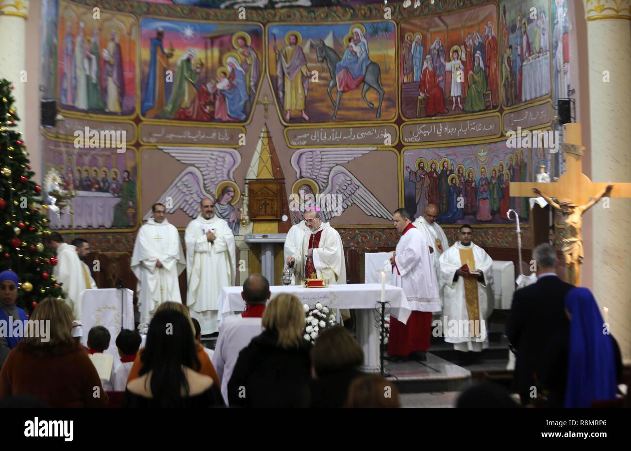 Gaza, Gazastreifen, palästinensischen Gebiet. 16 Dez, 2018. Der lateinische Patriarch von Jerusalem, Pierbattista Pizzaballa besucht eine Messe in der Heiligen Familie Kirche in Gaza Stadt Dezember 16, 2018 Credit: Ashraf Amra/APA-Images/ZUMA Draht/Alamy leben Nachrichten Stockfoto