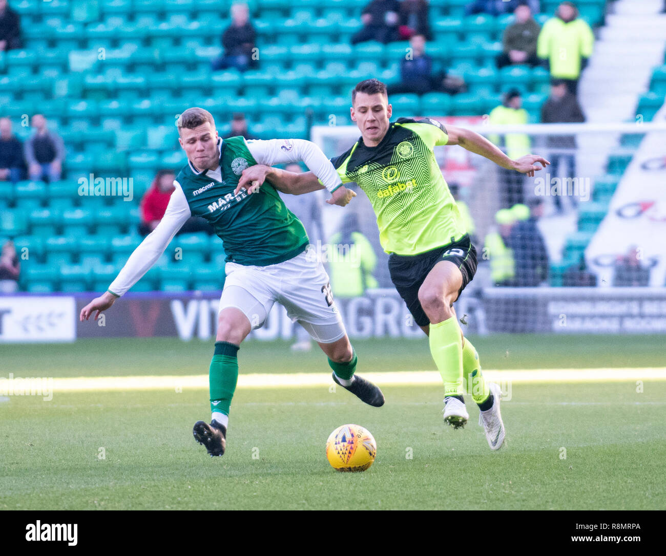 Edinburgh, Großbritannien. 16. Dez 2018. Edinburgh, Großbritannien. 16. Dez 2018. Schottische Premiereship - Hibernian v Celtic, Edinburgh, Midlothian, Großbritannien. 16.12.2018. Bild zeigt: Schweizer Hibs' Stürmer, Florian Kamberi, Keltischen und der Kroatische Center zurück, Filip Benkovic, für die Kugel konkurrieren als Hibs spielen Wirt zu Celtic bei Easter Road Stadium, Edinburgh Credit: Alamy/Ian Jacobs Credit: Ian Jacobs/Alamy Live News Credit: Ian Jacobs/Alamy leben Nachrichten Stockfoto