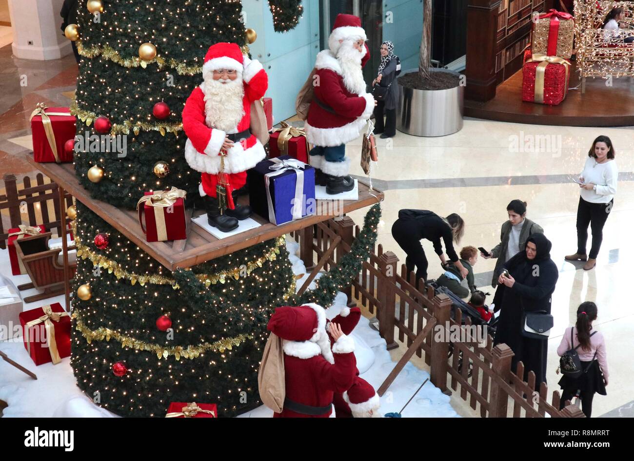 Istanbul, Türkei. 16 Dez, 2018. Kunden schauen an Weihnachten Dekorationen in einem Einkaufszentrum in Istanbul, Türkei, am Dez. 16, 2018. Credit: Xu Suhui/Xinhua/Alamy leben Nachrichten Stockfoto