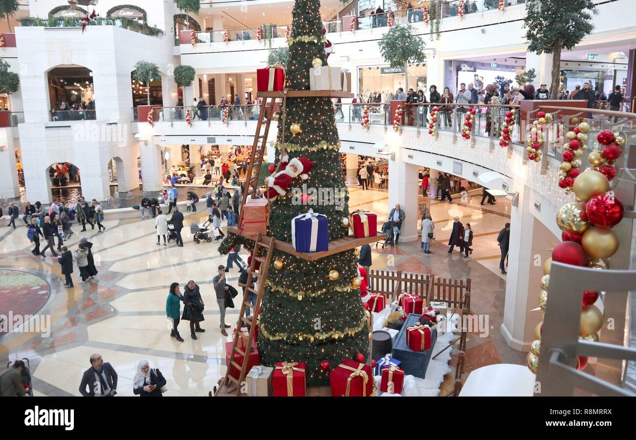 Istanbul, Türkei. 16 Dez, 2018. Kunden schauen Sie sich einen Weihnachtsbaum in einem Einkaufszentrum in Istanbul, Türkei, am Dez. 16, 2018. Credit: Xu Suhui/Xinhua/Alamy leben Nachrichten Stockfoto