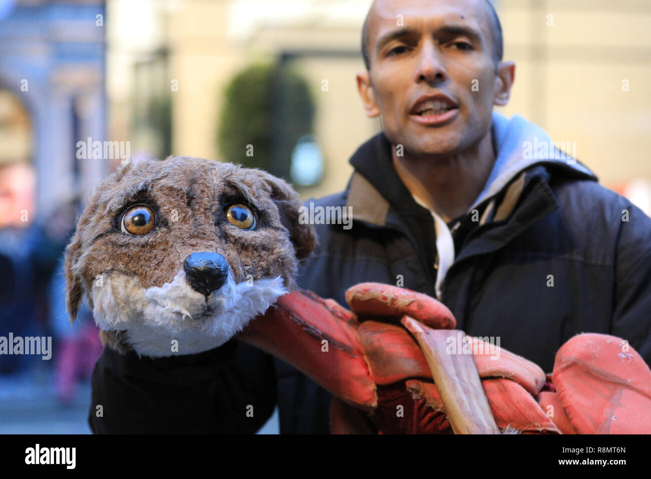 London, UK, 16. Dez 2018. Eine Demonstrantin mit einem Gehäutet Coyote Spielzeug. Aktivisten von Peta Protest außerhalb einer 'Kanada Gans' Store gegen Tierquälerei durch Fell Verkleidungen und andere Materialien tierischen Ursprungs, die in der Kleidung von der Marke verwendet werden. Peta haben regelmäßige protets im Store für über ein Jahr gehalten. Credit: Imageplotter Nachrichten und Sport/Alamy leben Nachrichten Stockfoto