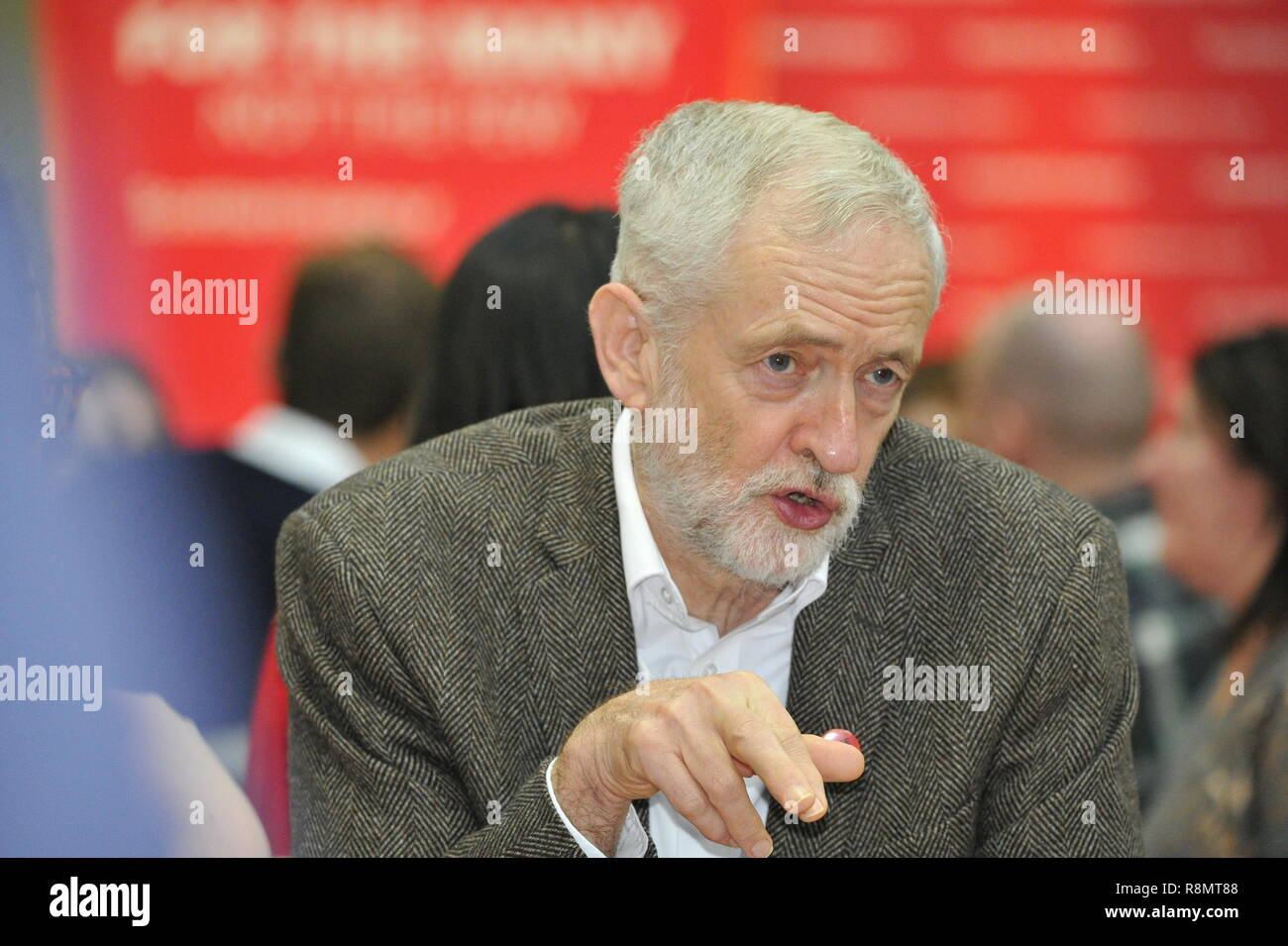 Edinburgh, Großbritannien. 16. Dez 2018. Labour Leader Jeremy Corbyn (dargestellt) schließt sich Richard Leonard (Scottish Labour Leader) und Lesley Laird (Schottische Arbeitsmarkt Stellvertretender Fraktionsvorsitzender) ein Weihnachtsessen für Obdachlose in Edinburgh, Großbritannien sind zu dienen. 16. Dezember 2018 Quelle: Colin Fisher/Alamy leben Nachrichten Stockfoto