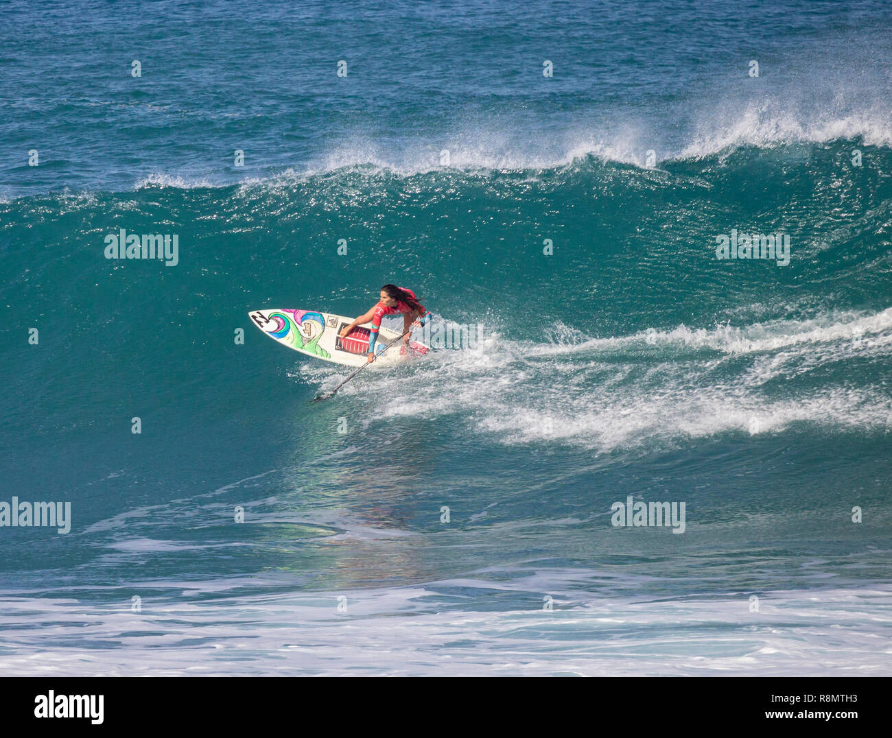 Las Palmas, Gran Canaria, Kanarische Inseln, Spanien. 16. Dezember 2018. Riesige Wellen und 30 Grad Celsius für weibliche Paddle Surfers konkurrieren auf der letzten Etappe der World Tour 2018 in Las Palmas, der Hauptstadt Gran Canarias. Credit: ALAN DAWSON/Alamy leben Nachrichten Stockfoto