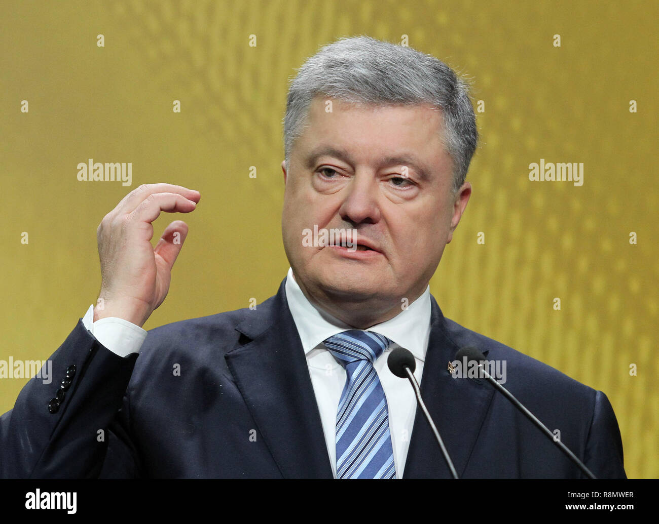 Kiew, Ukraine. 16 Dez, 2018. Der Präsident der Ukraine PETRO POROSCHENKO spricht während einer Pressekonferenz in Kiew, Ukraine, am 16. Dezember 2018. Der Präsident der Ukraine Petro Poroschenko sagte, dass heute nach wie vor die Gefahr einer Invasion der Streitkräfte der Russischen Föderation auf dem Territorium der Ukraine existieren, da UNIAO Agentur berichtet. Credit: Serg Glovny/ZUMA Draht/Alamy leben Nachrichten Stockfoto