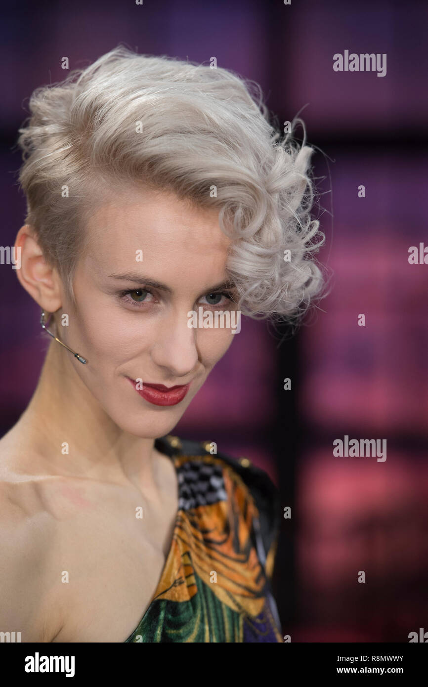 Köln, Deutschland. 14 Dez, 2018. Lisa ECKHART, AUT, Österreich, Kabarettist, Porträt, portrÃ t, Porträt, 7/8-Einzelbild, einziges Motiv, Gäste in das Programm 'Kölner Treff' auf WDR Fernsehen, 14.12.2018. | Verwendung der weltweiten Kredit: dpa/Alamy leben Nachrichten Stockfoto