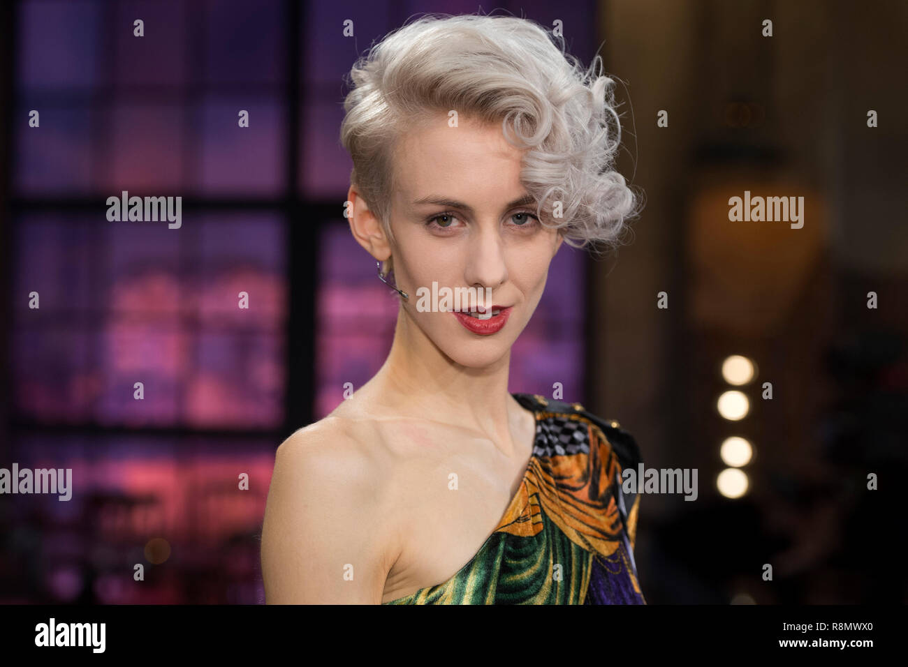 Köln, Deutschland. 14 Dez, 2018. Lisa ECKHART, AUT, Österreich, Kabarettist, Porträt, portrÃ t, Porträt, 7/8-Einzelbild, einziges Motiv, Gäste in das Programm 'Kölner Treff' auf WDR Fernsehen, 14.12.2018. | Verwendung der weltweiten Kredit: dpa/Alamy leben Nachrichten Stockfoto