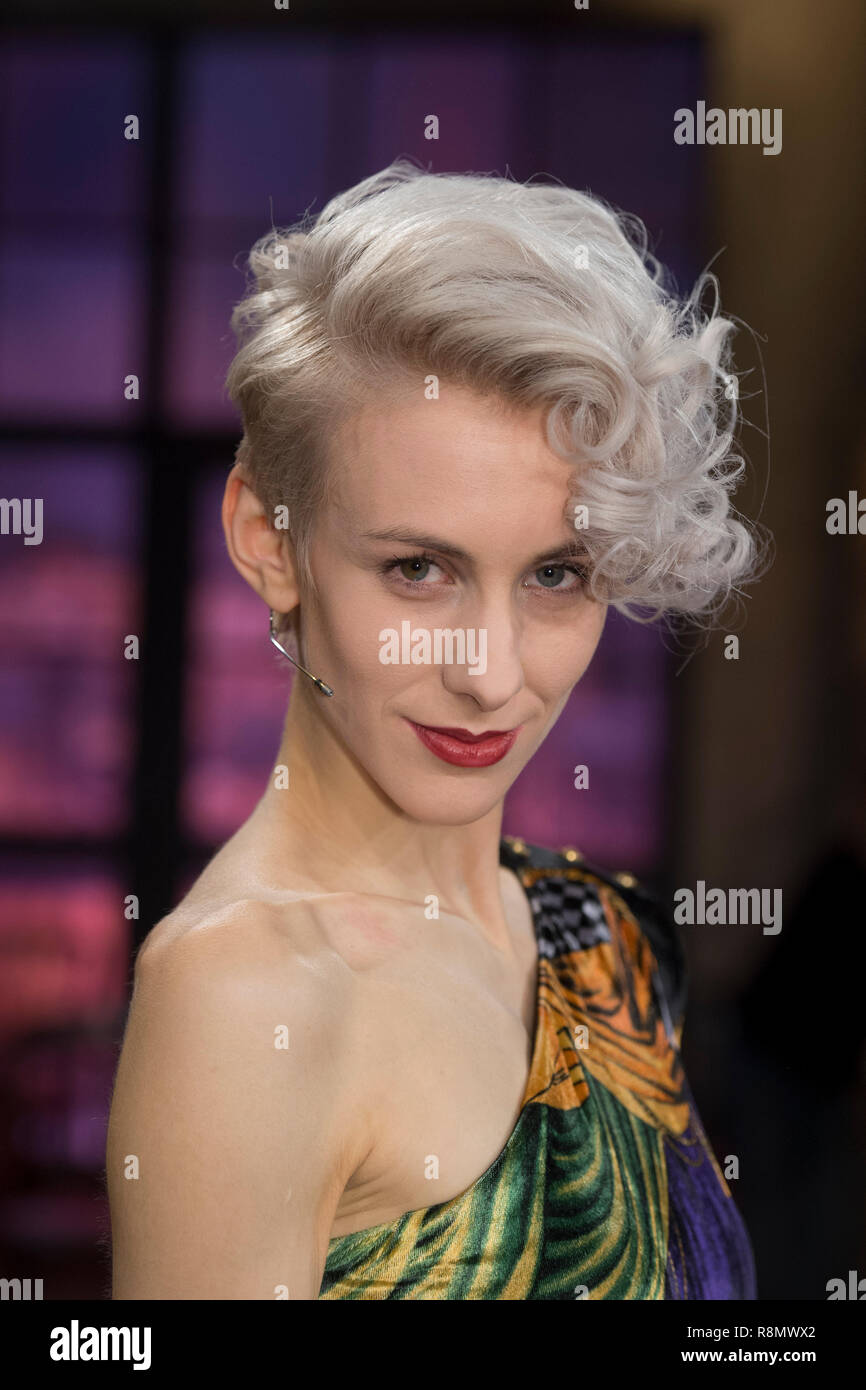Köln, Deutschland. 14 Dez, 2018. Lisa ECKHART, AUT, Österreich, Kabarettist, Porträt, portrÃ t, Porträt, 7/8-Einzelbild, einziges Motiv, Gäste in das Programm 'Kölner Treff' auf WDR Fernsehen, 14.12.2018. | Verwendung der weltweiten Kredit: dpa/Alamy leben Nachrichten Stockfoto