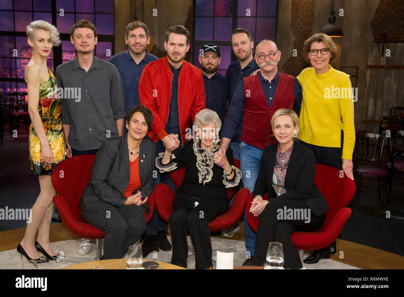 Köln, Deutschland. 14 Dez, 2018. Hintere Reihe von links: Lisa ECKHART, AUT, Österreich, Kabarettist, band REVOLVERHELD, Musiker, Horst Lichter, der Koch, Moderator, Bettina BOETTINGER, Böttinger, Moderator, Talkmaster, vordere Reihe von links: Monika Hauser, Frauenarzt, gründete medica mondiale, Waltraud Haas, AUT, Österreich, Schauspielerin, Amelie Fried, Moderatorin, Gäste auf das Programm 'Kölner Treff' auf WDR Fernsehen, 14.12.2018. | Verwendung der weltweiten Kredit: dpa/Alamy leben Nachrichten Stockfoto