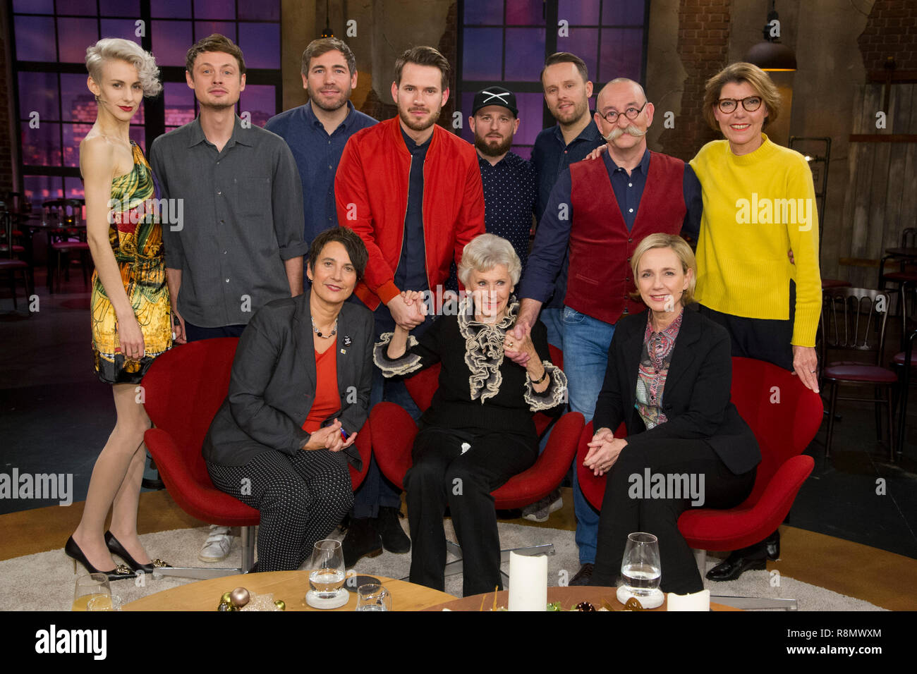 Köln, Deutschland. 14 Dez, 2018. Hintere Reihe von links: Lisa ECKHART, AUT, Österreich, Kabarettist, band REVOLVERHELD, Musiker, Horst Lichter, der Koch, Moderator, Bettina BOETTINGER, Böttinger, Moderator, Talkmaster, vordere Reihe von links: Monika Hauser, Frauenarzt, gründete medica mondiale, Waltraud Haas, AUT, Österreich, Schauspielerin, Amelie Fried, Moderatorin, Gäste auf das Programm 'Kölner Treff' auf WDR Fernsehen, 14.12.2018. | Verwendung der weltweiten Kredit: dpa/Alamy leben Nachrichten Stockfoto