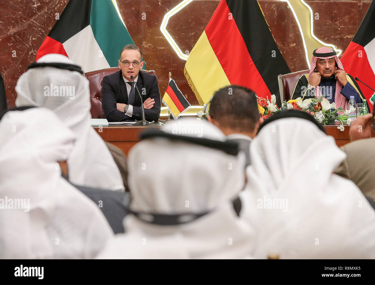 Kuweit Stadt, Kuwait. 16 Dez, 2018. Heiko Maas (SPD, l), Bundesaußenminister, antwortet auf die Fragen der Journalisten auf einer Pressekonferenz mit Sabah Al-Khalid Al-Sabah, Außenminister des Staates Kuwait. Vor der Pressekonferenz, die Politiker, Gespräche und unterzeichnete eine Absichtserklärung über die Zusammenarbeit in der internationalen und der humanitären Hilfe. Credit: Jens Büttner/dpa-Zentralbild/dpa/Alamy leben Nachrichten Stockfoto