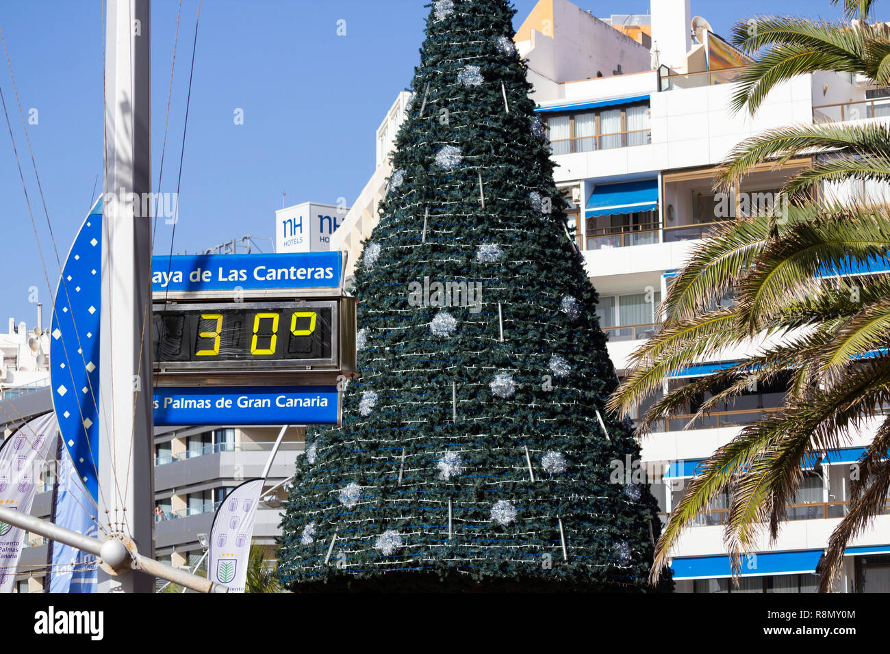 Las Palmas, Gran Canaria, Kanarische Inseln, Spanien. 16. Dezember 2018.  Wetter: 30 Grad Celsius unter dem Weihnachtsbaum auf den Strand der Stadt Las  Palmas auf Gran Canaria, einem beliebten Winter Sonne Reiseziel