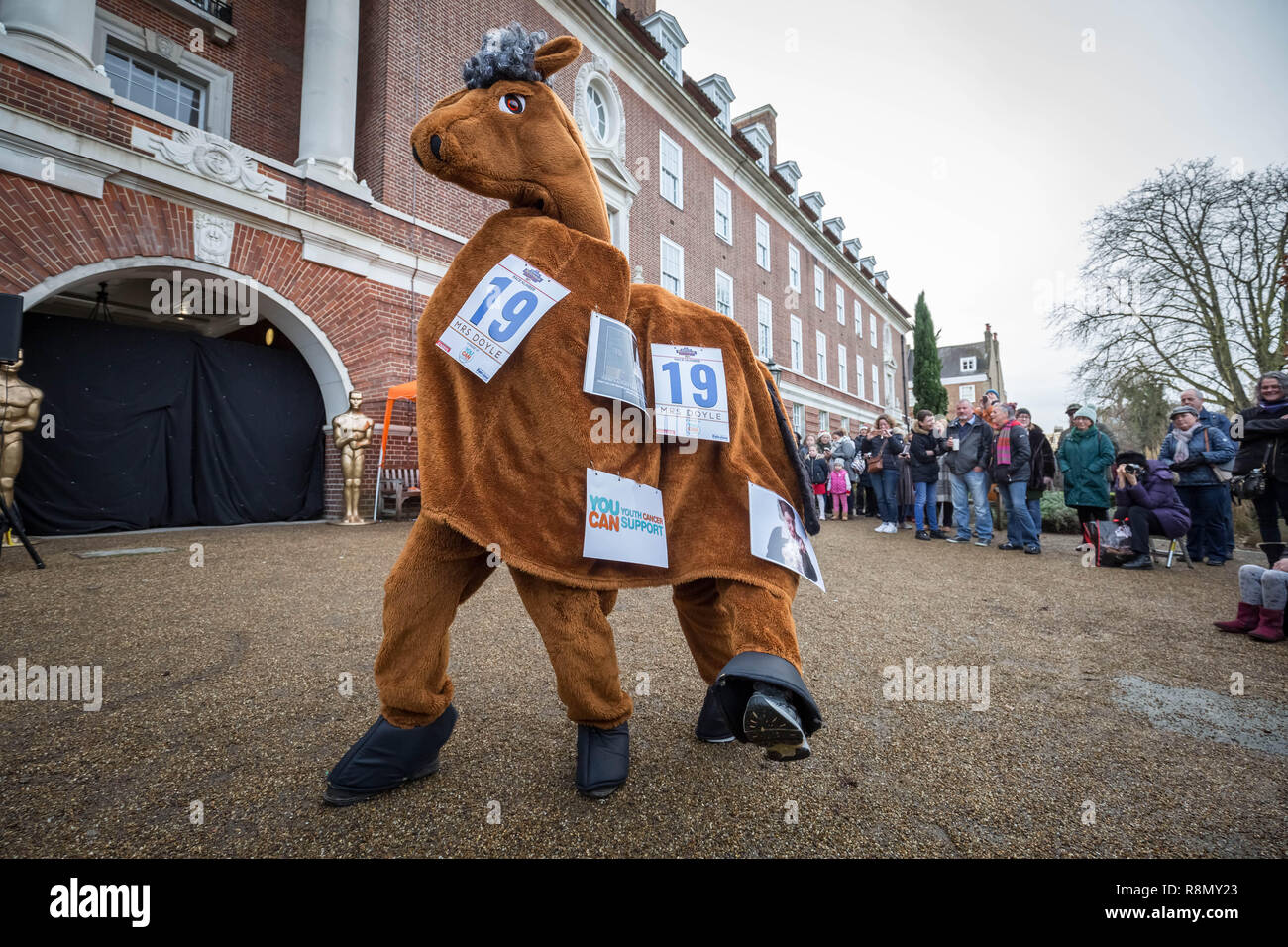 London, Großbritannien. 16. Dez 2018. Jährliche Weihnachten London Pantomime Horse Race in Greenwich. Credit: Guy Corbishley/Alamy leben Nachrichten Stockfoto