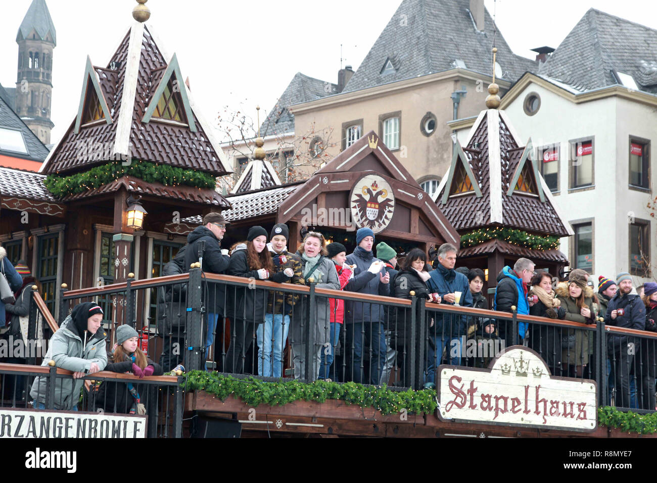 Köln, Deutschland. 16 Dez, 2018. Besucher auf einer Terrasse in der Kölner Weihnachtsmarkt gesehen. Verschiedene Leute besuchen und Shop verschiedene Weihnachten Produkte, die von verschiedenen Herstellern während der jährlichen festliche Köln Weihnachtsmarkt verkauft werden. Credit: Osama Faisal/SOPA Images/ZUMA Draht/Alamy leben Nachrichten Stockfoto