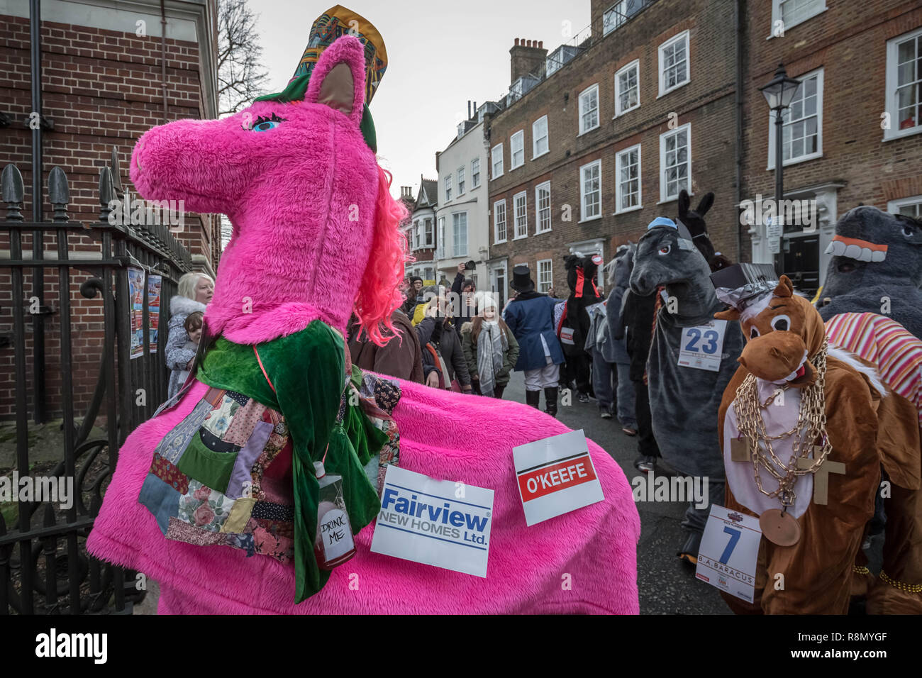 London, Großbritannien. 16. Dez 2018. Jährliche Weihnachten London Pantomime Horse Race in Greenwich. Credit: Guy Corbishley/Alamy leben Nachrichten Stockfoto