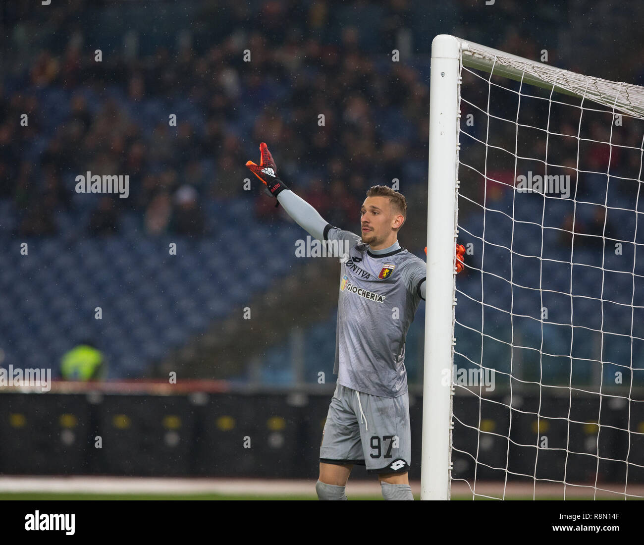 Roma, Latium, Italien. 16 Dez, 2018. Ionut Radu von Genua CFC gesehen Reagieren während der Serie ein Fußballspiel zwischen AS Roma und Genua CFC im Olympiastadion. Credit: Ernesto Vicinanza/SOPA Images/ZUMA Draht/Alamy leben Nachrichten Stockfoto