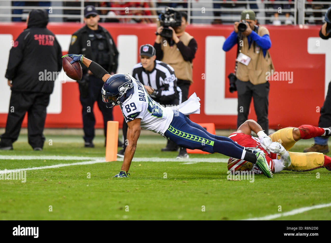 Santa Clara, CA. 16 Dez, 2018. Seattle Seahawks wide receiver Doug Baldwin (89) erstreckt sich die Ebene für einen Touchdown während der NFL Football Spiel der Seattle Seahawks und die San Francisco 49ers bei Levi's Stadion in Santa Clara, CA. Chris Brown/CSM/Alamy leben Nachrichten Stockfoto