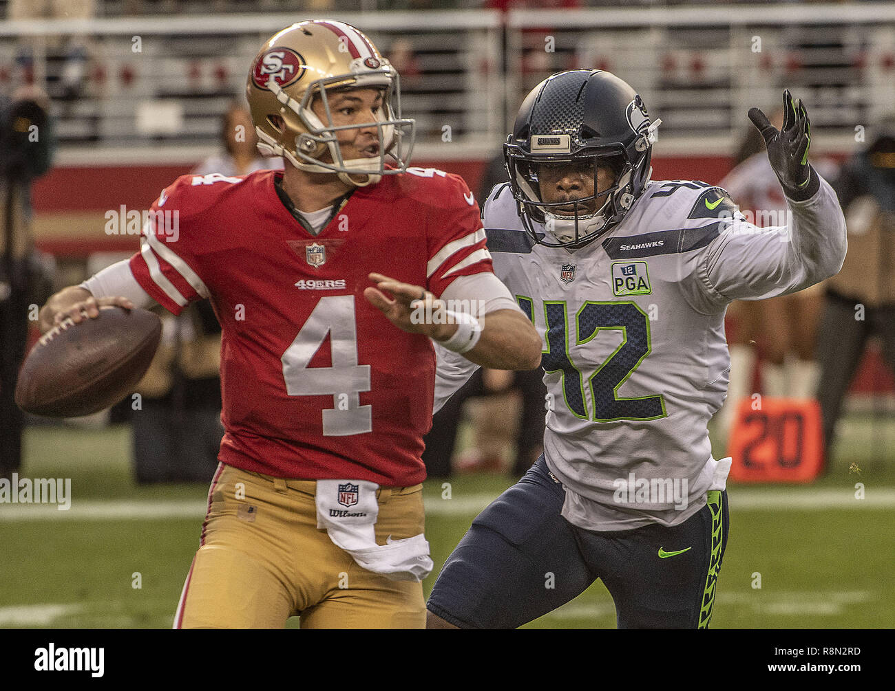 Santa Clara, Kalifornien, USA. 16 Dez, 2018. Seattle Seahawks defensive back Delano Hill (42) eilt San Francisco 49ers quarterback Nick Mullens (4) am Sonntag, 16. Dezember 2018, in Levis Stadion in Santa Clara, Kalifornien. Die 49ers besiegten die Seahawks in überstunden 26-23. Credit: Al Golub/ZUMA Draht/Alamy leben Nachrichten Stockfoto